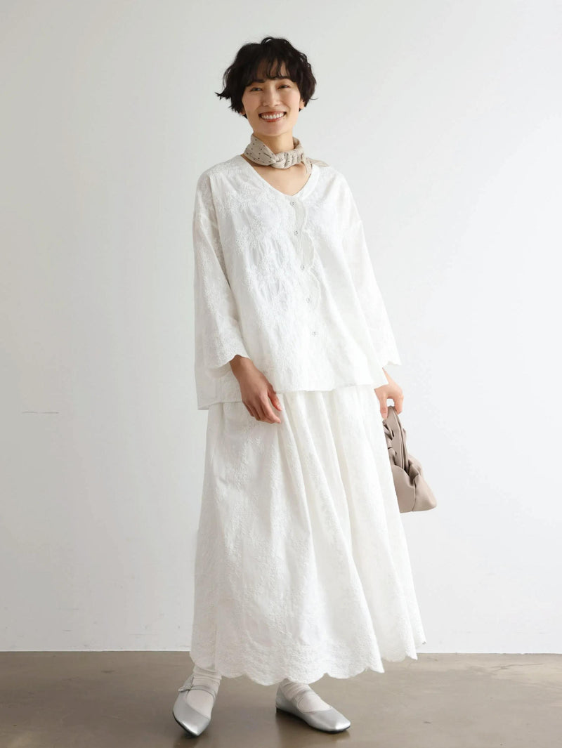 特別感のある　ふんわり広がるフラワー刺繍ロングスカート　裏地付き　ギャザースカート　250603