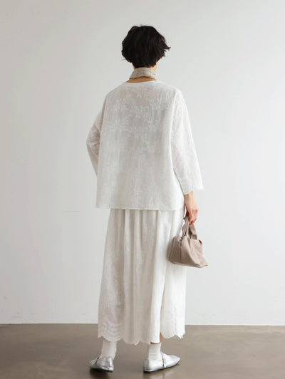 特別感のある　ふんわり広がるフラワー刺繍ロングスカート　裏地付き　ギャザースカート　250603