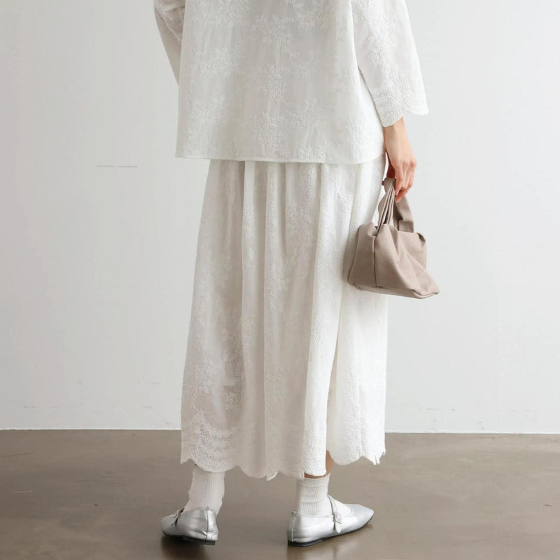 特別感のある　ふんわり広がるフラワー刺繍ロングスカート　裏地付き　ギャザースカート　250603