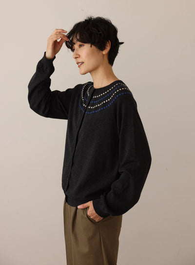 存在感適中的開襟羊毛衫，配色提花，長袖，241001