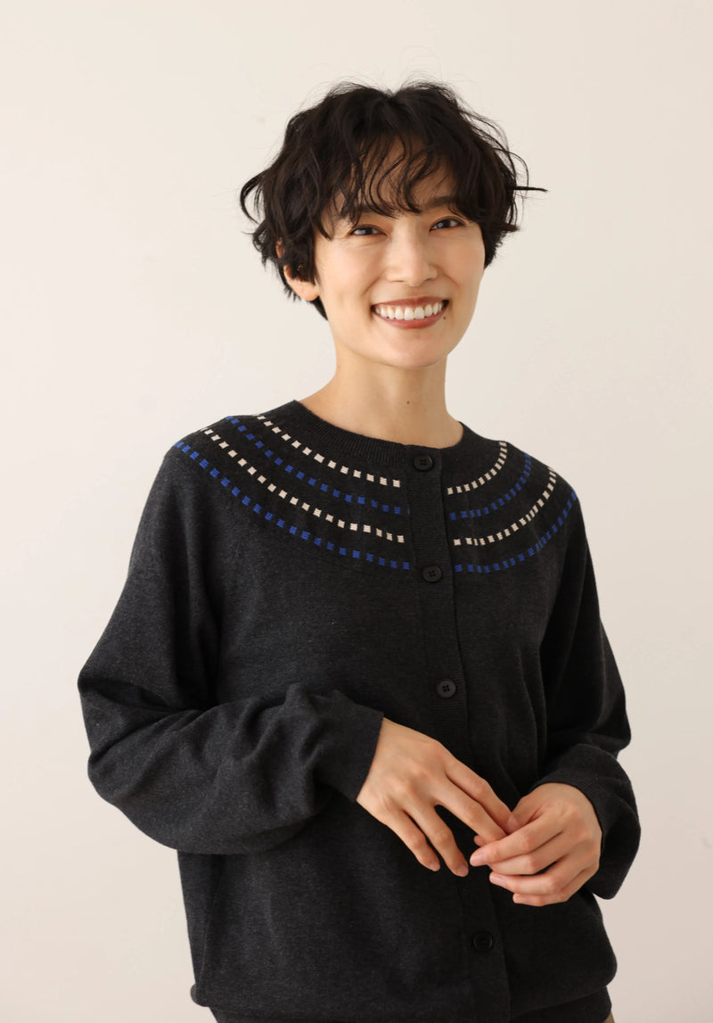 存在感適中的開襟羊毛衫，配色提花，長袖，241001