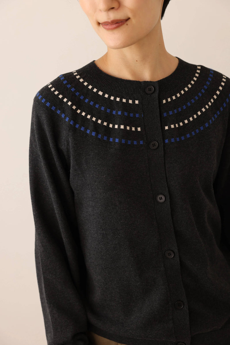 存在感適中的開襟羊毛衫，配色提花，長袖，241001