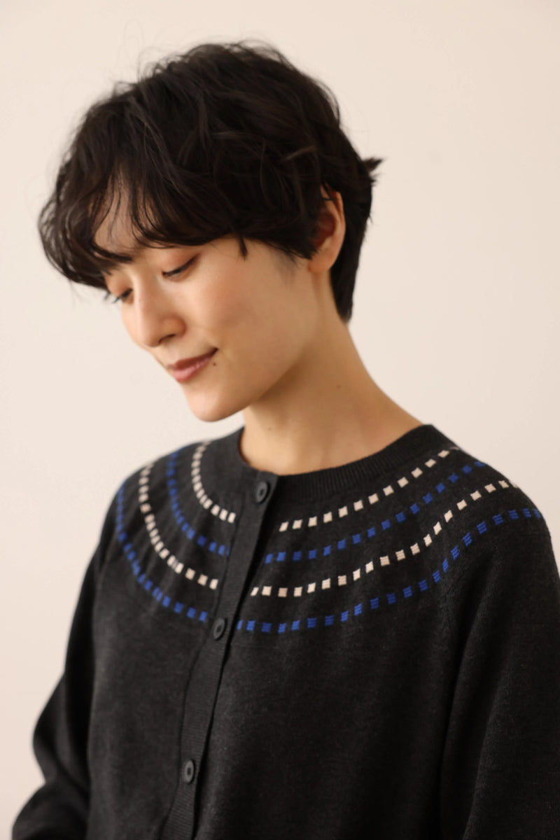 存在感適中的開襟羊毛衫，配色提花，長袖，241001