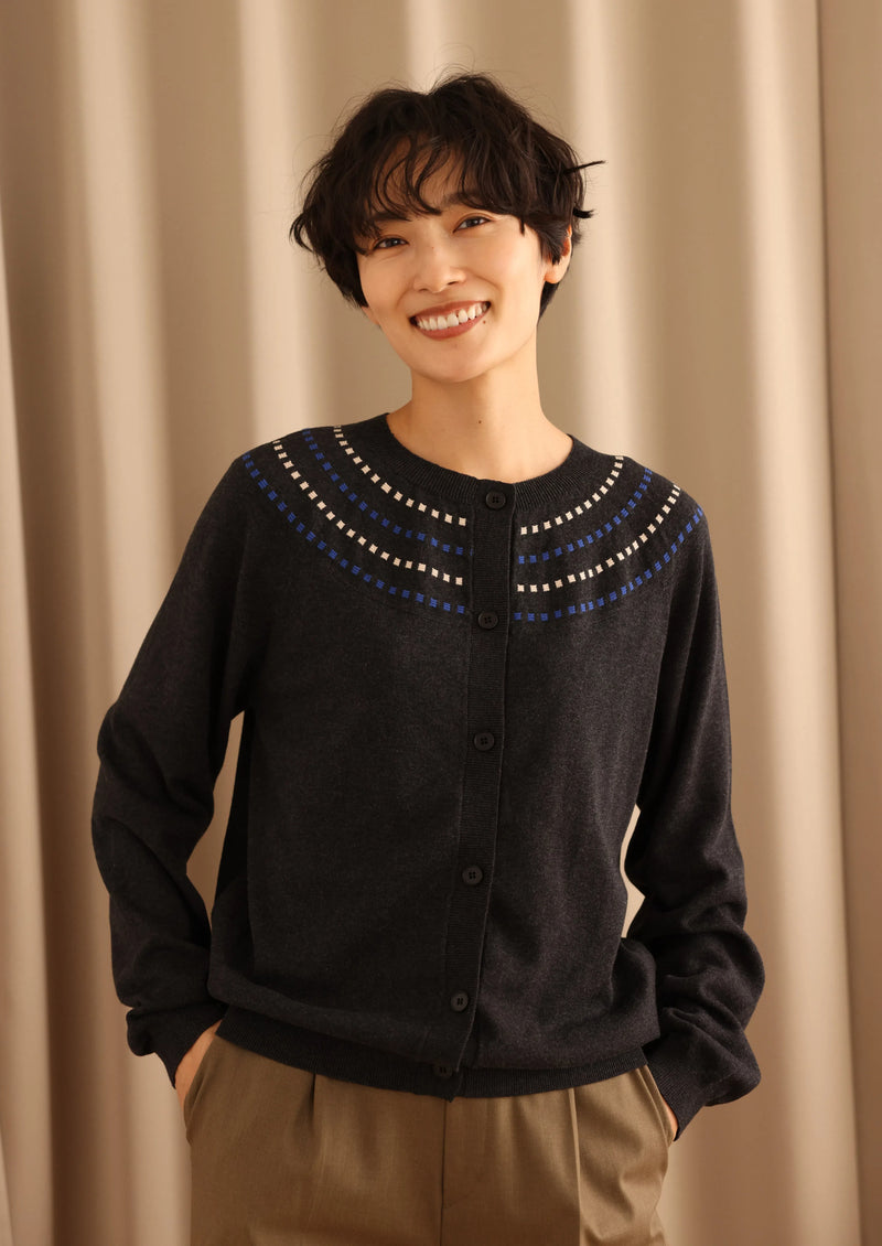 存在感適中的開襟羊毛衫，配色提花，長袖，241001