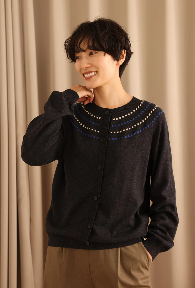 存在感適中的開襟羊毛衫，配色提花，長袖，241001