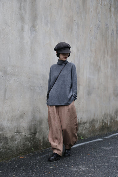 The ultimate comfort born from soft fibers. 100% cashmere high-neck knit 231109