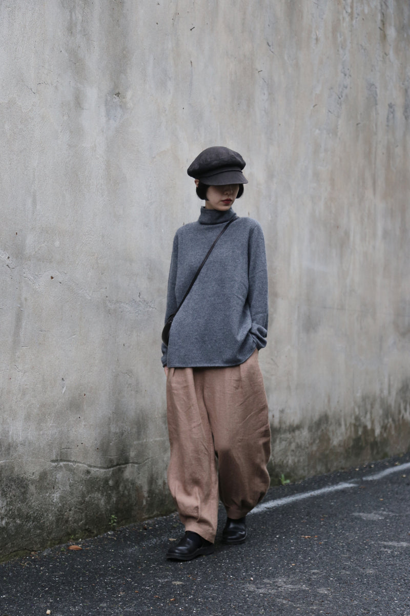 The ultimate comfort born from soft fibers. 100% cashmere high-neck knit 231109