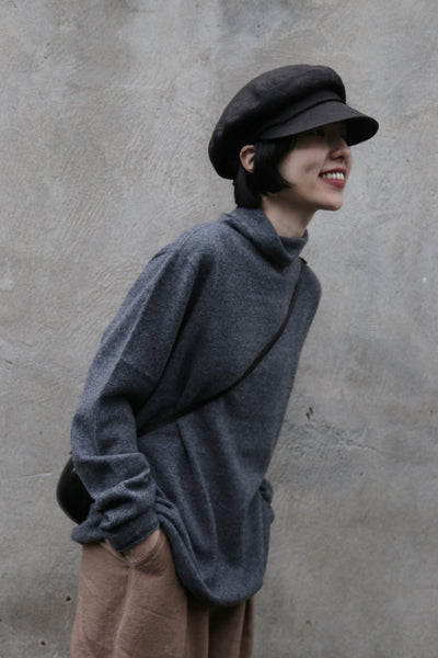 The ultimate comfort born from soft fibers. 100% cashmere high-neck knit 231109