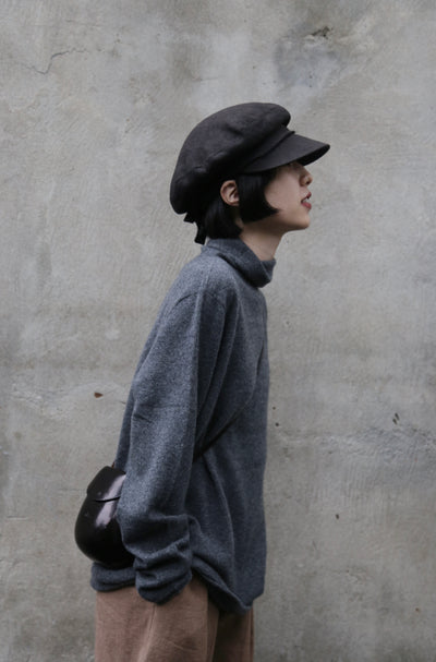 The ultimate comfort born from soft fibers. 100% cashmere high-neck knit 231109