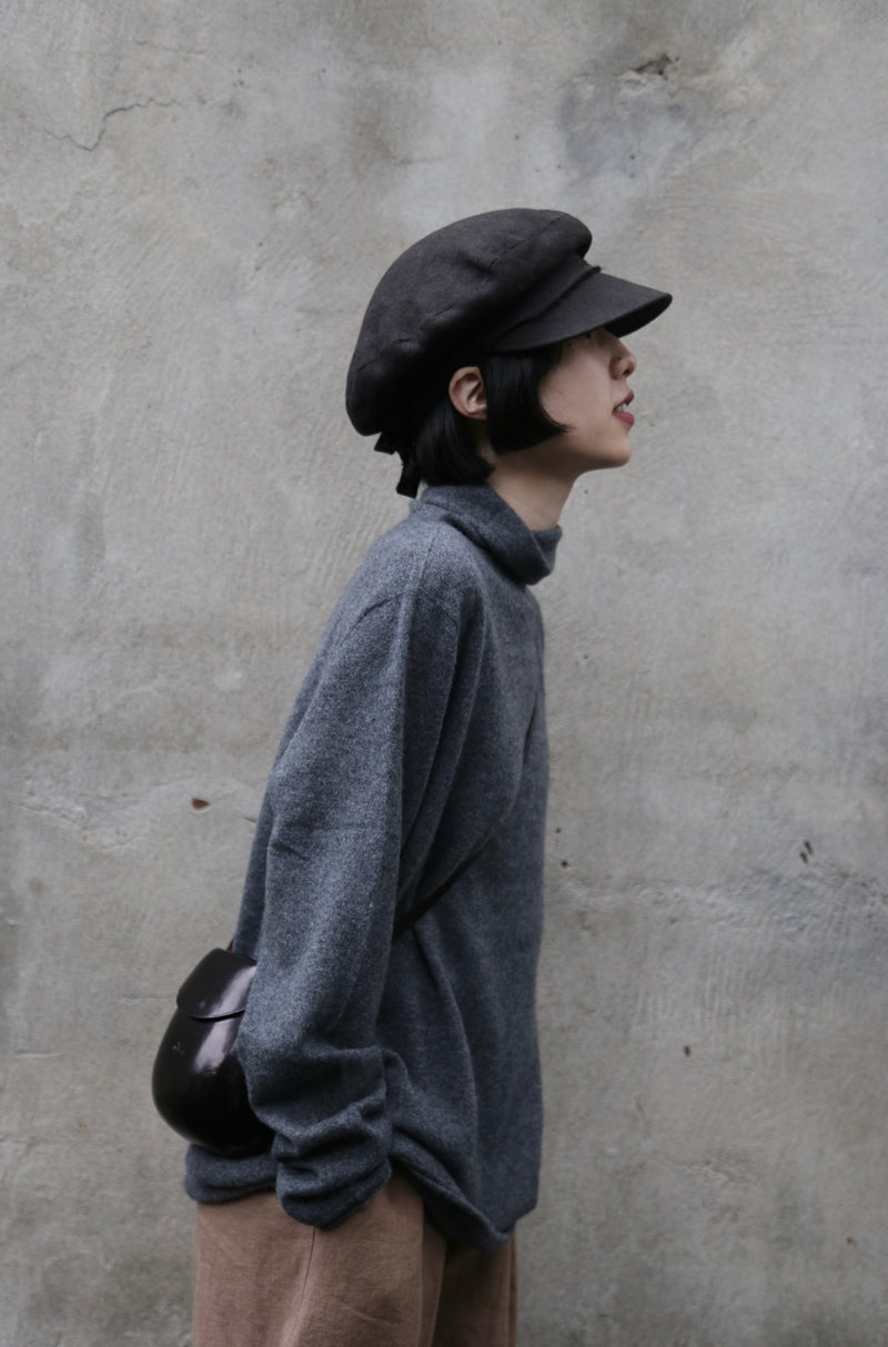 The ultimate comfort born from soft fibers. 100% cashmere high-neck knit 231109