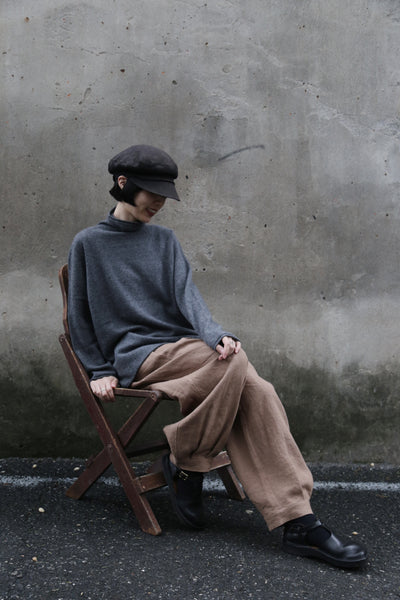 The ultimate comfort born from soft fibers. 100% cashmere high-neck knit 231109