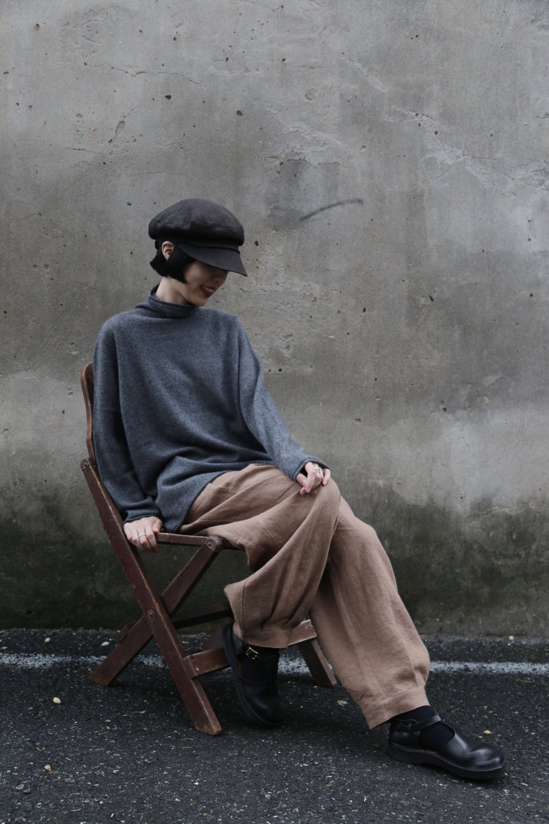 The ultimate comfort born from soft fibers. 100% cashmere high-neck knit 231109