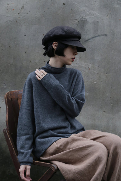 The ultimate comfort born from soft fibers. 100% cashmere high-neck knit 231109