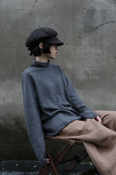 The ultimate comfort born from soft fibers. 100% cashmere high-neck knit 231109