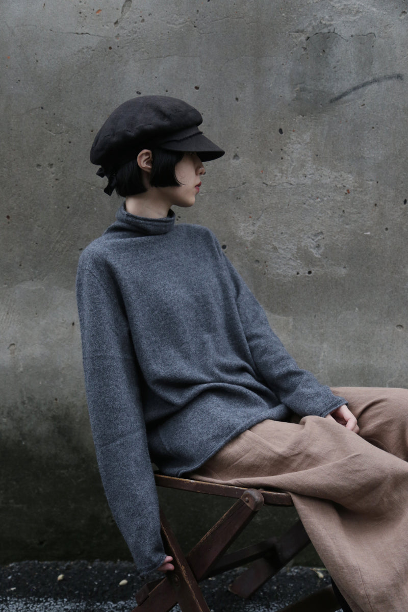 The ultimate comfort born from soft fibers. 100% cashmere high-neck knit 231109