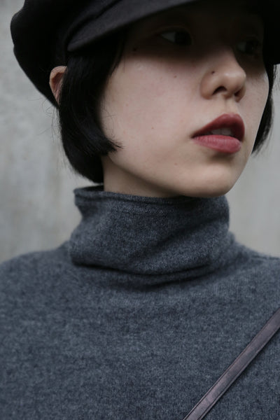 The ultimate comfort born from soft fibers. 100% cashmere high-neck knit 231109