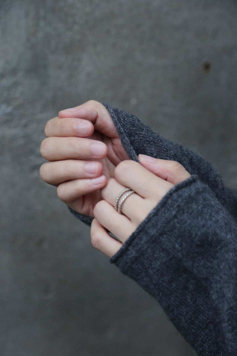 The ultimate comfort born from soft fibers. 100% cashmere high-neck knit 231109