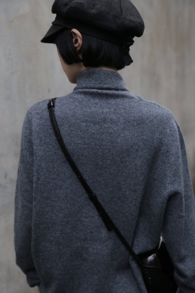 The ultimate comfort born from soft fibers. 100% cashmere high-neck knit 231109