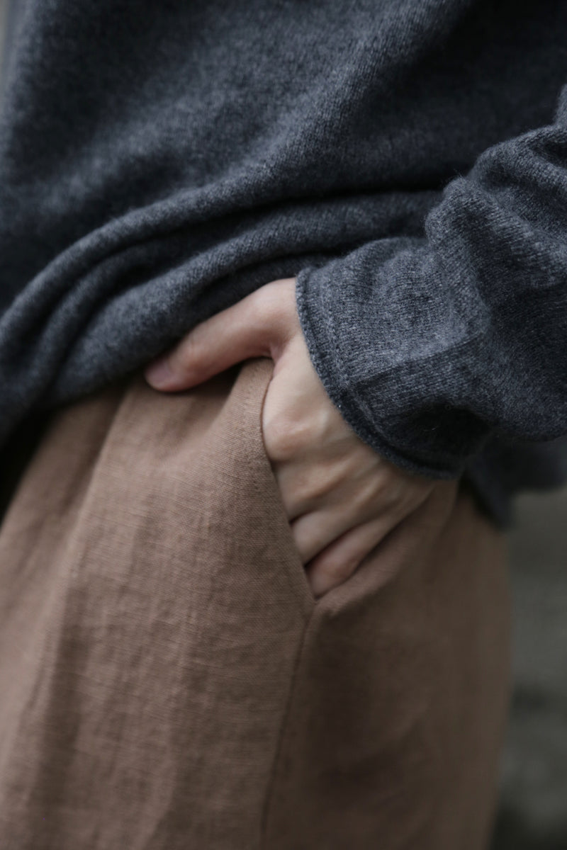 The ultimate comfort born from soft fibers. 100% cashmere high-neck knit 231109