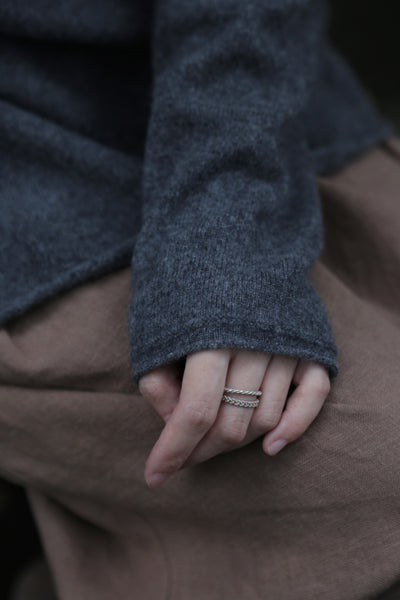 The ultimate comfort born from soft fibers. 100% cashmere high-neck knit 231109