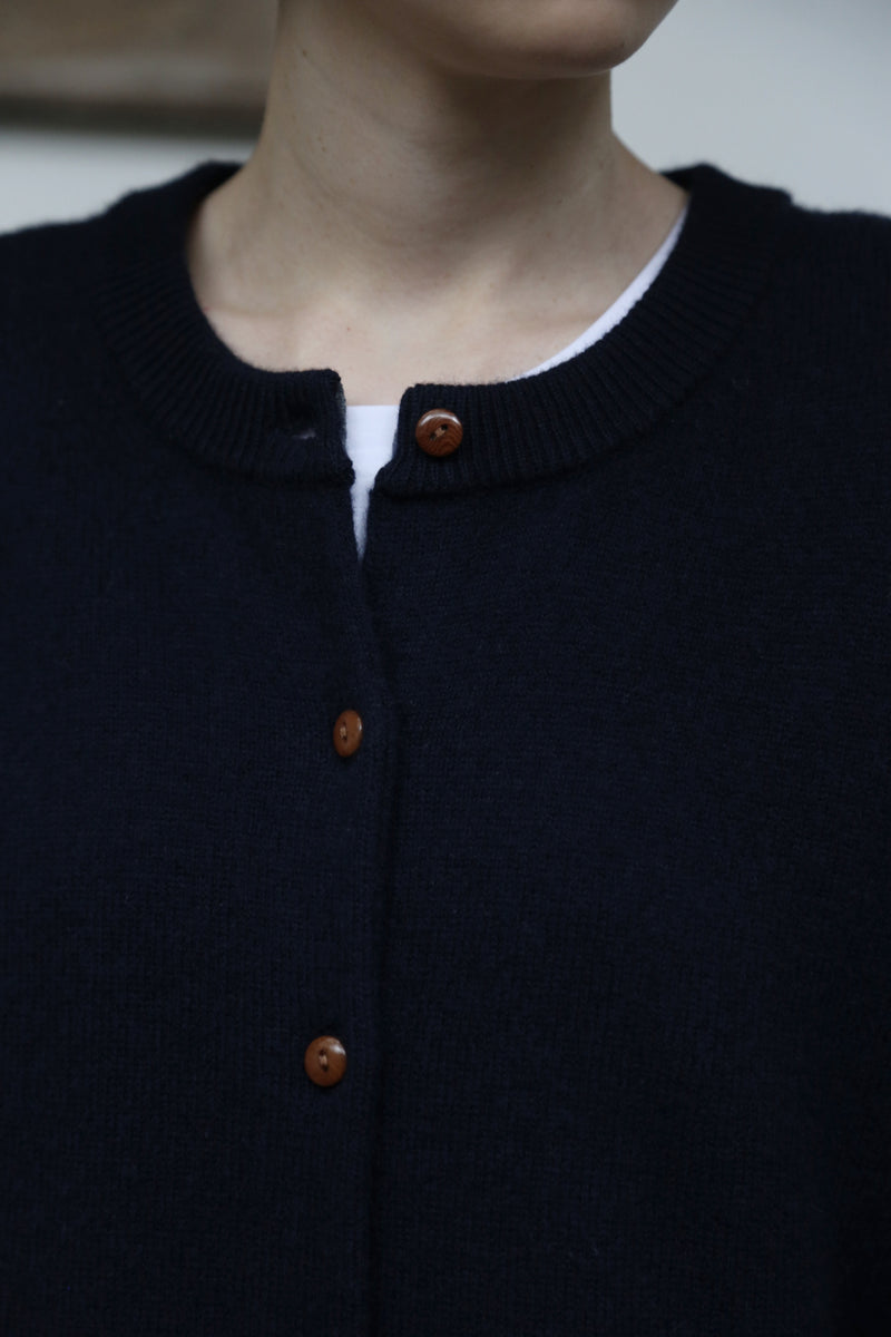 A soft and warm Shetland wool cardigan. Wool cardigan 251104