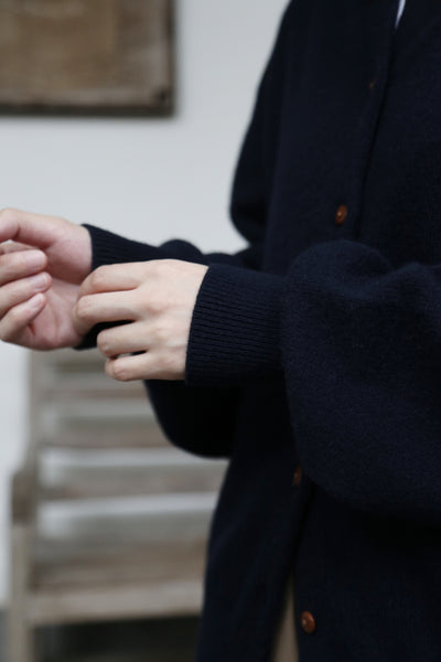 A soft and warm Shetland wool cardigan. Wool cardigan 251104