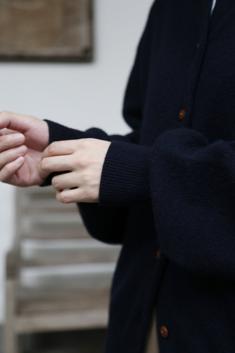 A soft and warm Shetland wool cardigan. Wool cardigan 251104