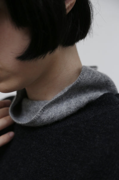 至高の着心地とスタイリッシュなシルエットを実現した ウールニット　セーター　ダークグレー251012-1