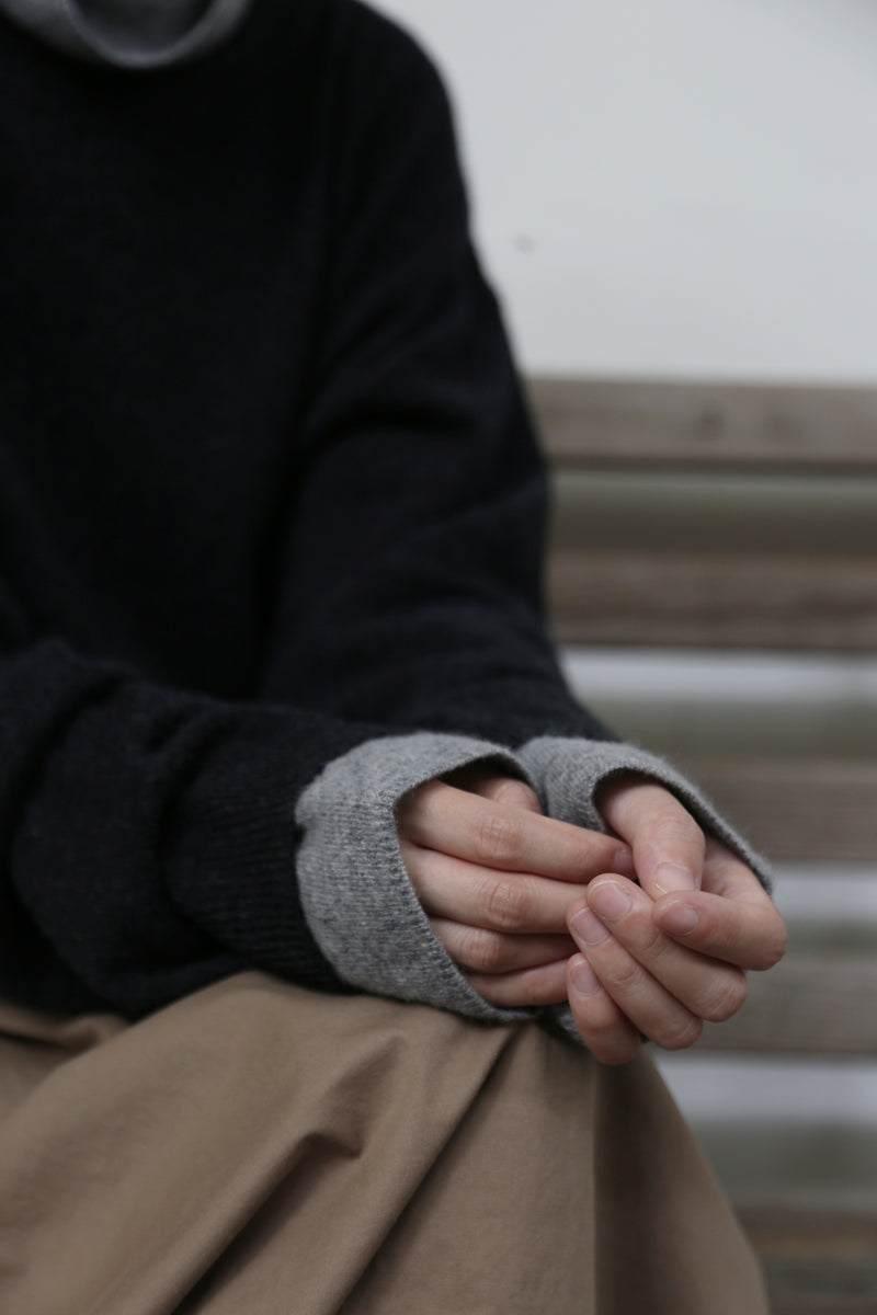 至高の着心地とスタイリッシュなシルエットを実現した ウールニット　セーター　ダークグレー251012-1