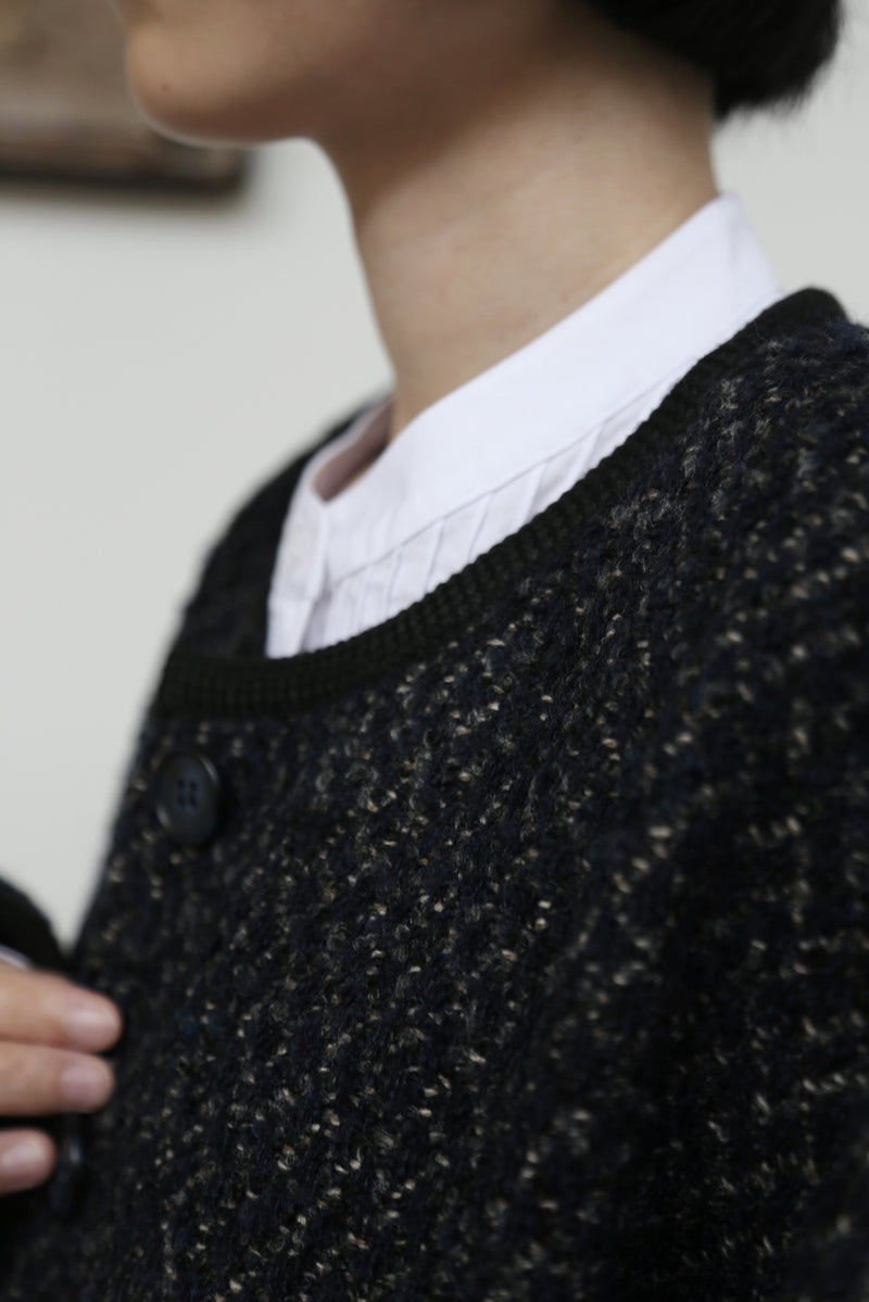 A high-quality tweed jacket made with premium Italian wool. 251008-1 