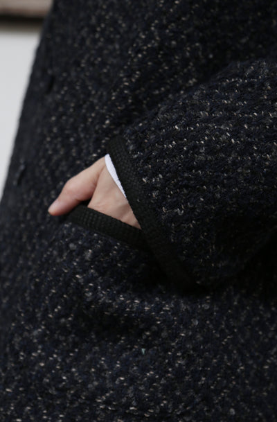 A high-quality tweed jacket made with premium Italian wool. 251008-1 