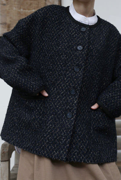 A high-quality tweed jacket made with premium Italian wool. 251008-1 
