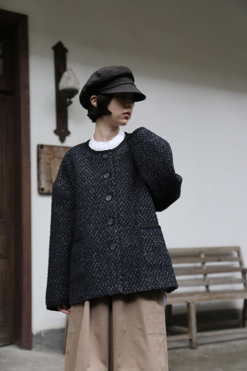 A high-quality tweed jacket made with premium Italian wool. 251008-1 