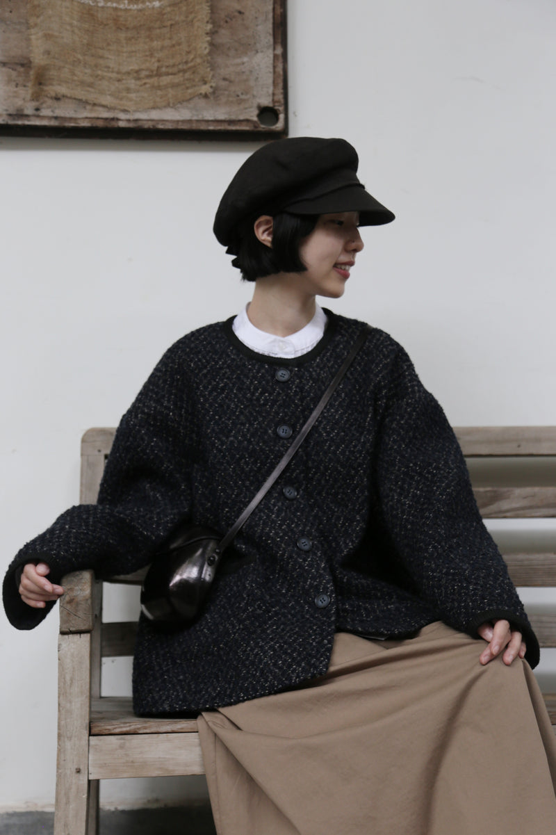 A high-quality tweed jacket made with premium Italian wool. 251008-1 