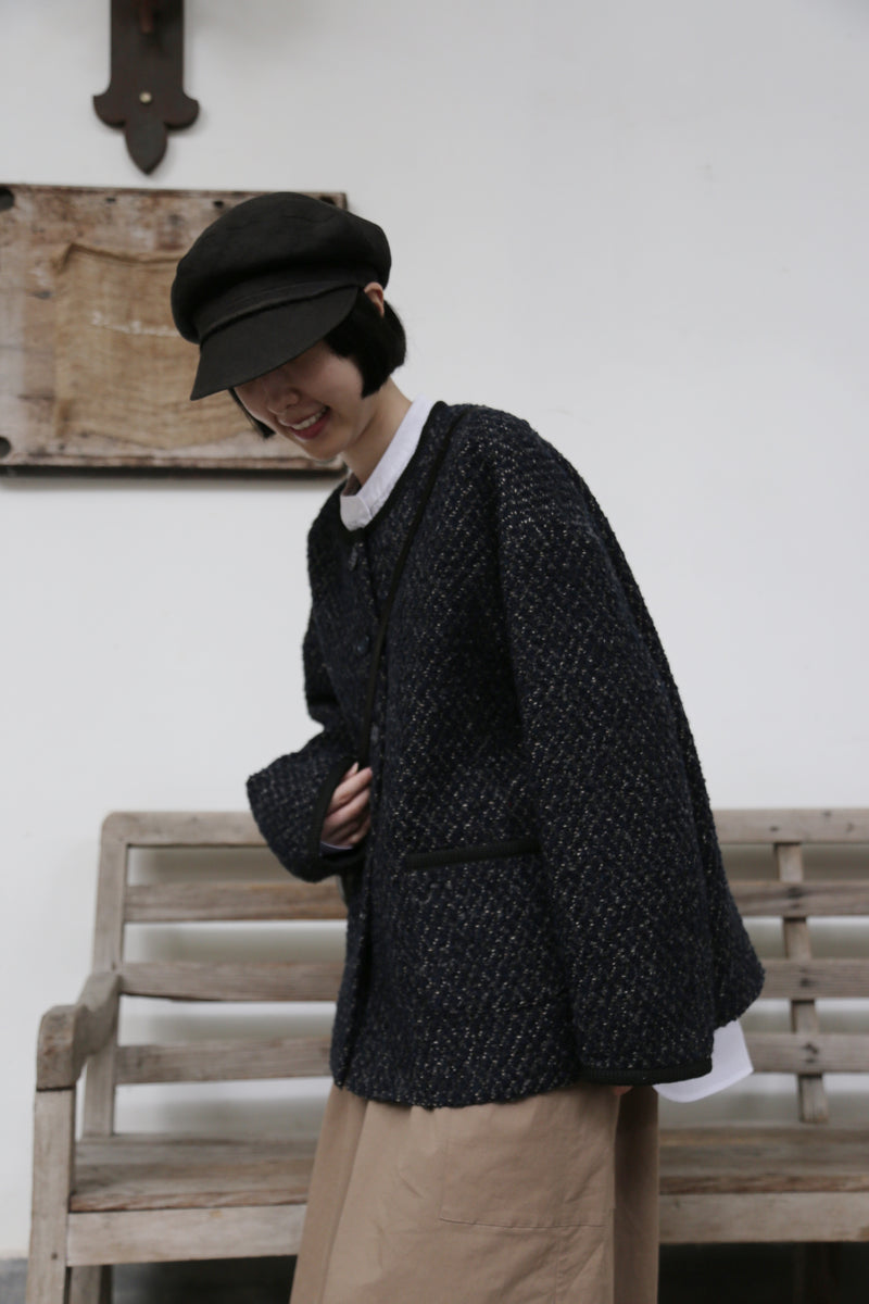 A high-quality tweed jacket made with premium Italian wool. 251008-1 