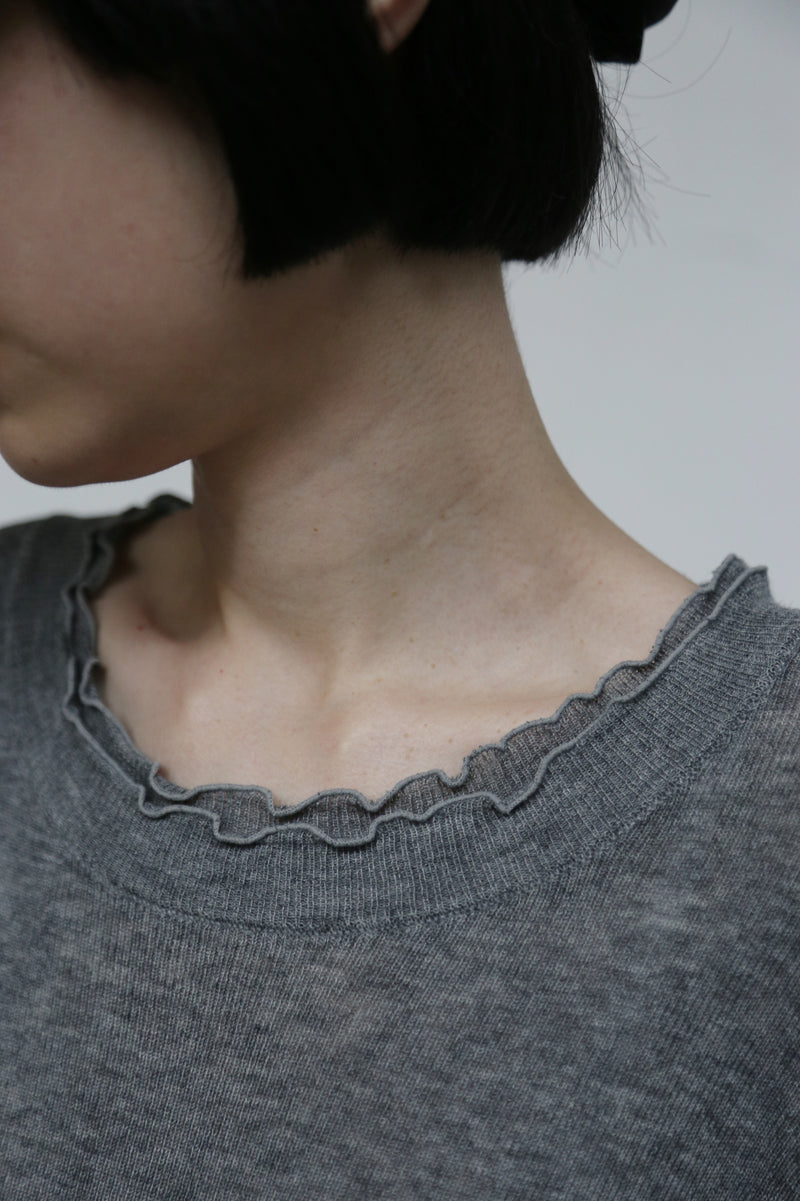 すっきり女性らしいシルエット。肌に寄り添う、軽くて暖かなハイゲージニット 251102