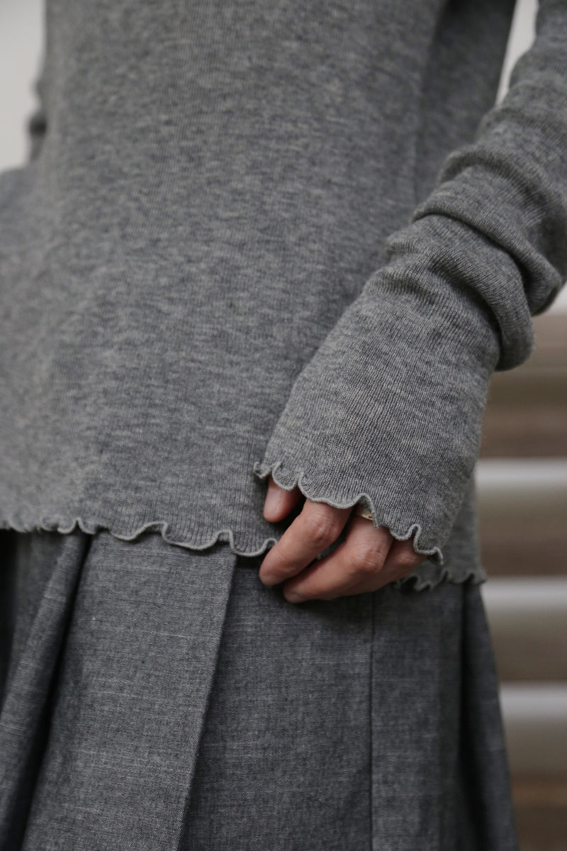 すっきり女性らしいシルエット。肌に寄り添う、軽くて暖かなハイゲージニット 251102