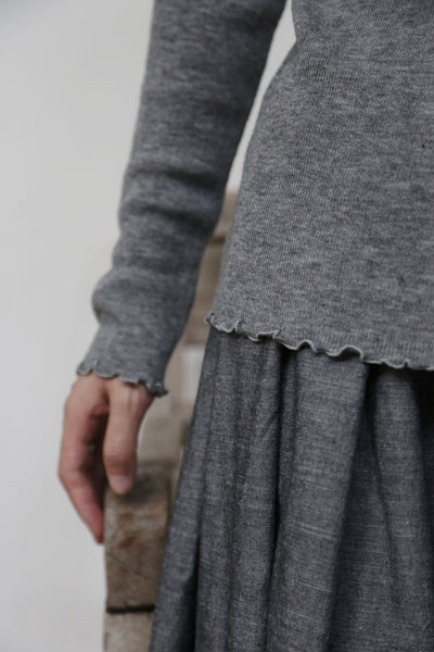 すっきり女性らしいシルエット。肌に寄り添う、軽くて暖かなハイゲージニット 251102