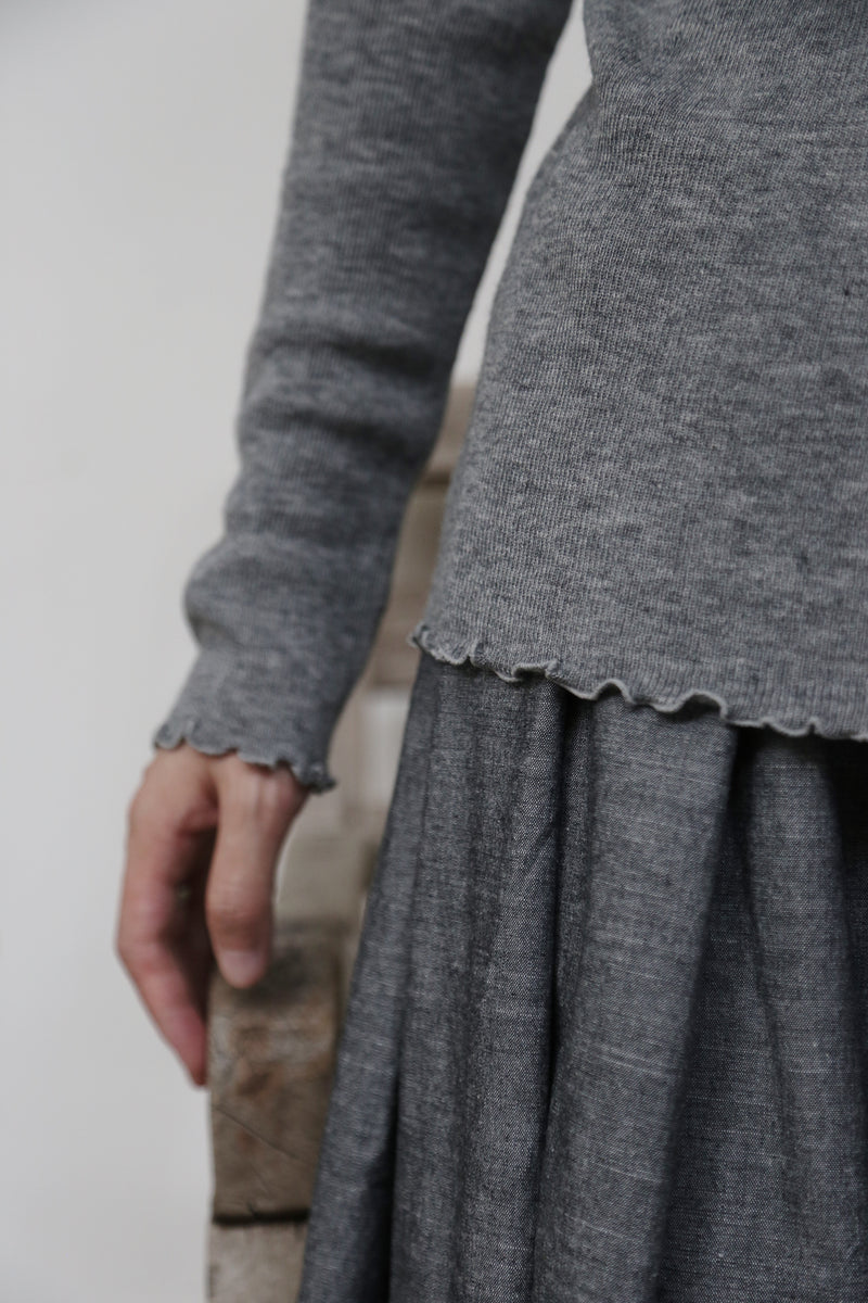 すっきり女性らしいシルエット。肌に寄り添う、軽くて暖かなハイゲージニット 251102