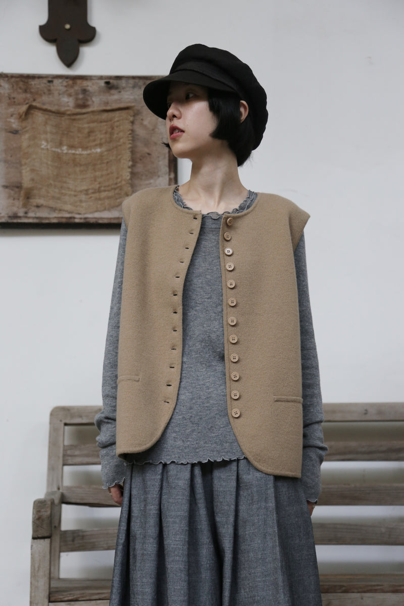 すっきり女性らしいシルエット。肌に寄り添う、軽くて暖かなハイゲージニット 251102