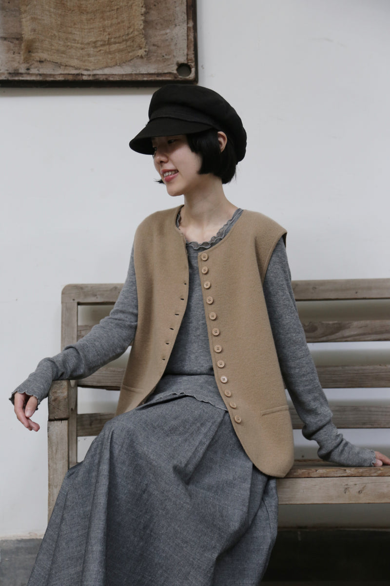 快適さとスタイルを両立　上質なウール100%のニットベスト　ウール100％　　251101