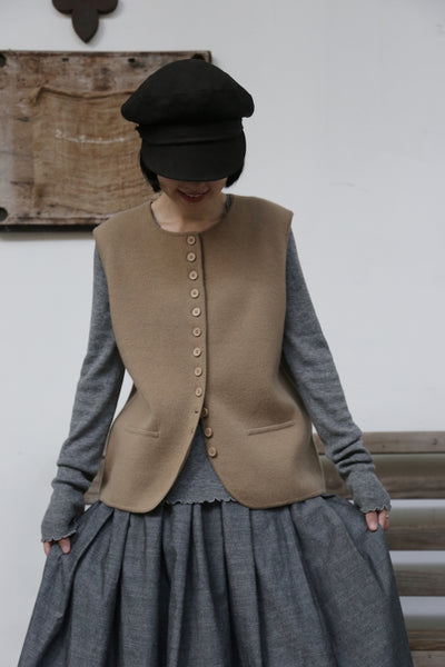 快適さとスタイルを両立　上質なウール100%のニットベスト　ウール100％　　251101
