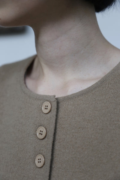 快適さとスタイルを両立　上質なウール100%のニットベスト　ウール100％　　251101