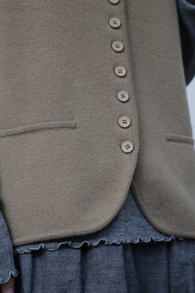 快適さとスタイルを両立　上質なウール100%のニットベスト　ウール100％　　251101