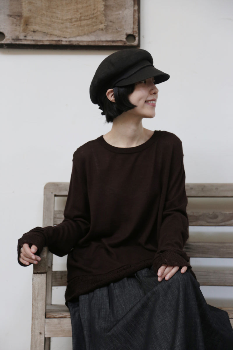 細部に遊び心が光るニットトップス　ウール混　レース編み裾ニット　　251010