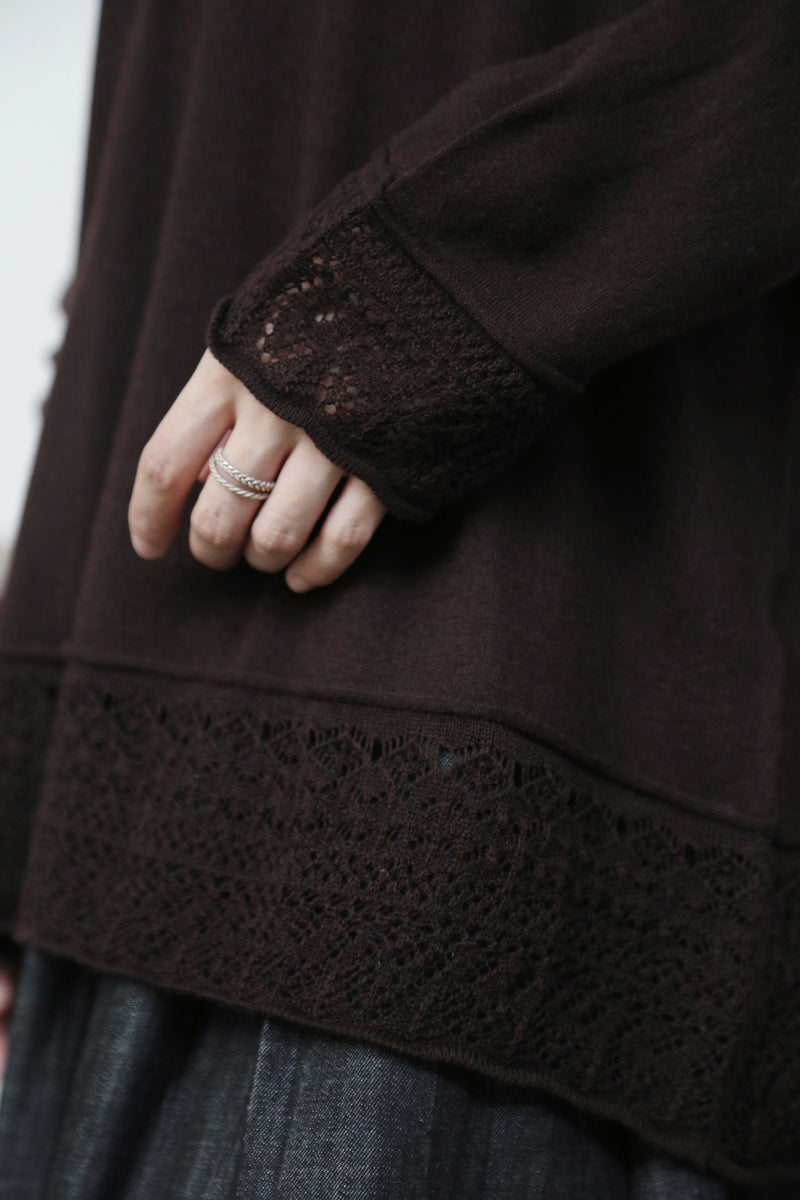 細部に遊び心が光るニットトップス　ウール混　レース編み裾ニット　　251010