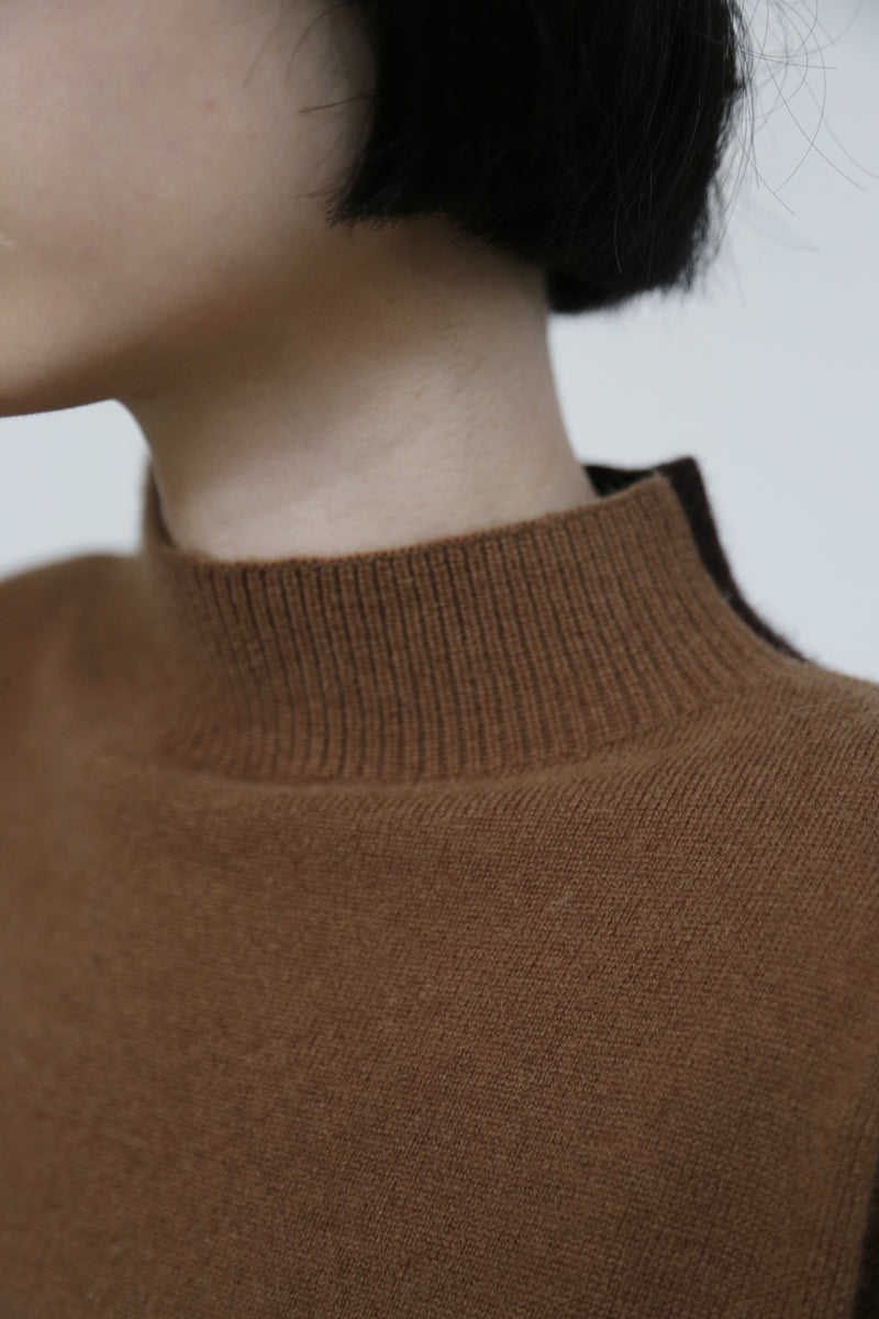 上品で雰囲気を醸し出す配色セーター　前後２wayセーター　ウールセーター ハイネック ニット　251006-1