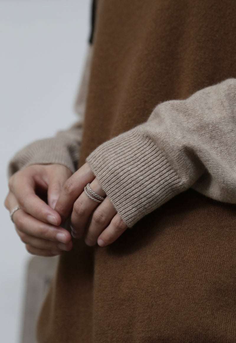 上品で雰囲気を醸し出す配色セーター　前後２wayセーター　ウールセーター ハイネック ニット　251006-1