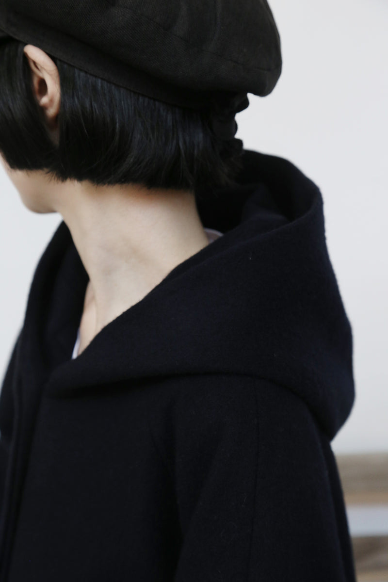 冬のファッションの頼もしい一枚に フード付きハーフコート　ショートコート　251011