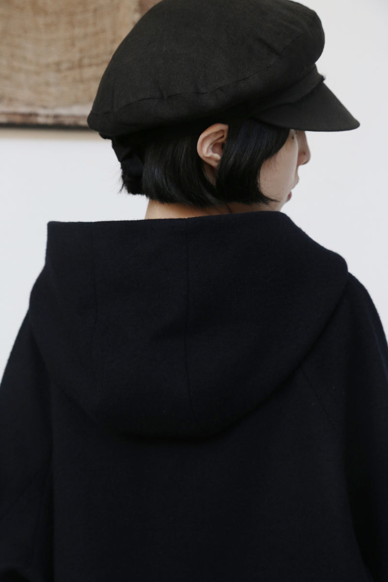 冬のファッションの頼もしい一枚に フード付きハーフコート　ショートコート　251011